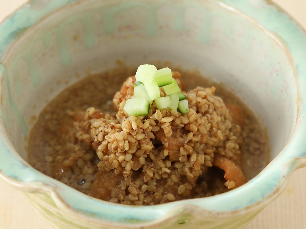 甘酸っぱい胡麻酢がクセになる『鶏皮の胡麻酢和え』