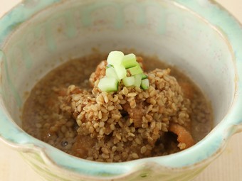 甘酸っぱい胡麻酢がクセになる『鶏皮の胡麻酢和え』