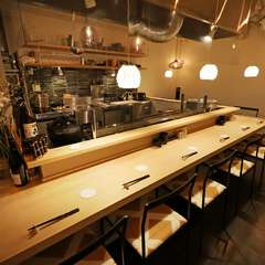 レトロモダンで隠れ家的な雰囲気が、2人の時間を特別なものに