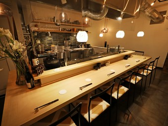 レトロモダンで隠れ家的な雰囲気が、2人の時間を特別なものに