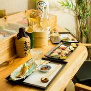 想い合う2人の人生を彩る、記念日や誕生日にふさわしい“寿司デート”はいかが。小ぢんまりとした温かな空間はプライベート感もあり、静かにゆったり流れる時の中で、大切な人との思い出に残る食事を楽しめます。