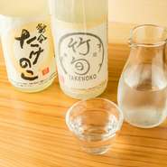 150ccグラスで提供する日本酒。瓶が空いたら新しい銘柄に入れ替えるので訪れる度に異なる銘柄に出合えます。純米吟醸や本醸造など、名酒と呼ばれる美酒もフリードリンクで提供する、お値打ちなプランにも注目です。