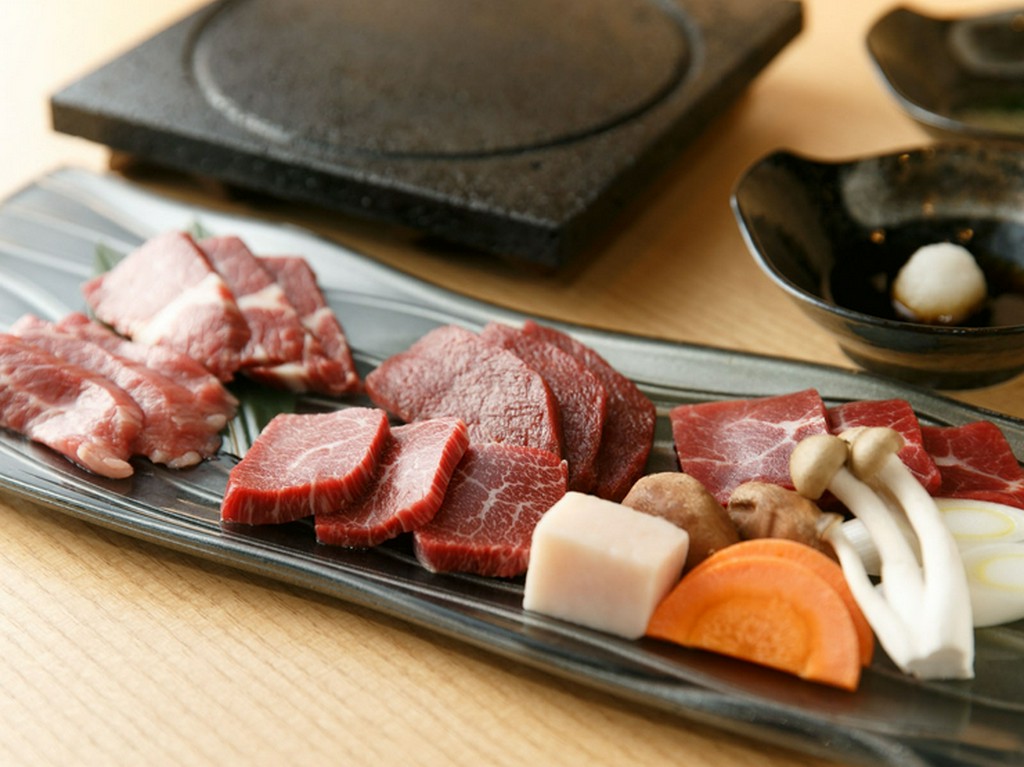 桜島の溶岩プレートで焼き上げ、馬肉の旨みを閉じ込めた『桜島溶岩焼き』