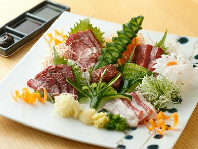 新鮮な馬肉の旨みと甘みを存分に堪能『おまかせ五点盛り』