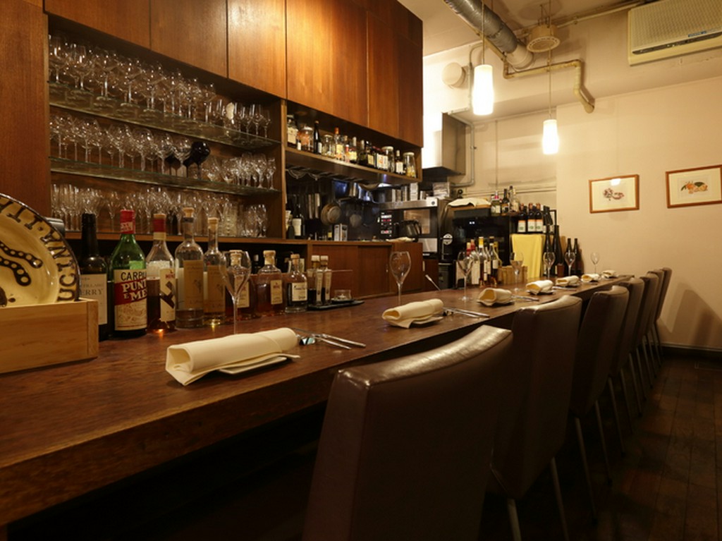 美味しい料理やワインを囲み、会話も弾む大人のデート