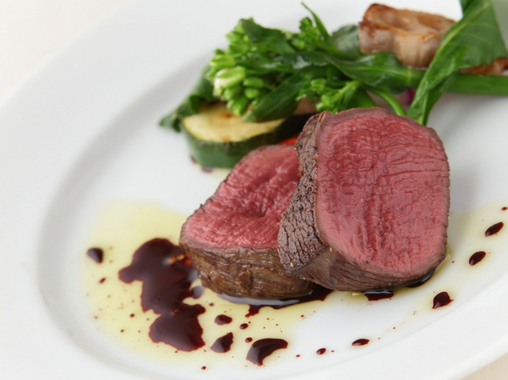『北海道産　蝦夷鹿の内モモ肉のロースト　鹿肉の定番ソースの赤ワインポルトソースと共に』