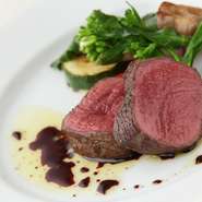 『北海道産　蝦夷鹿の内モモ肉のロースト　鹿肉の定番ソースの赤ワインポルトソースと共に』