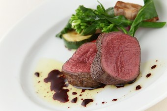 『北海道産　蝦夷鹿の内モモ肉のロースト　鹿肉の定番ソースの赤ワインポルトソースと共に』