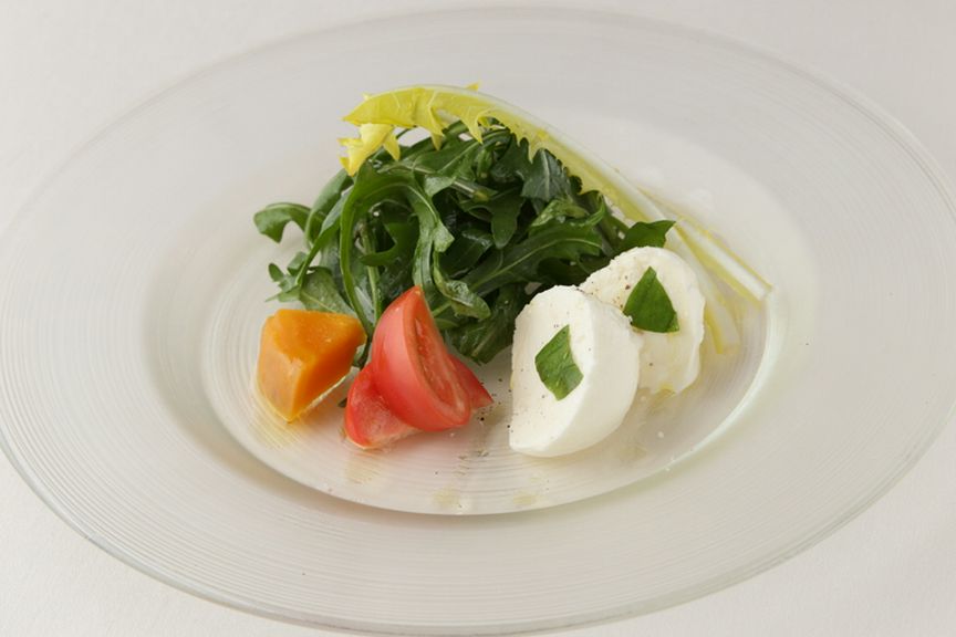 岡山県吉田牧場のモッツァレラチーズと無農薬のルッコラ、フルーツトマトのサラダ添え