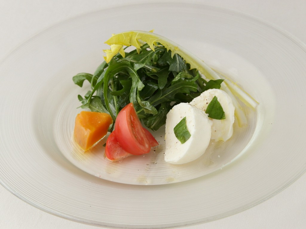 岡山県吉田牧場のモッツァレラチーズと無農薬のルッコラ、フルーツトマトのサラダ添え