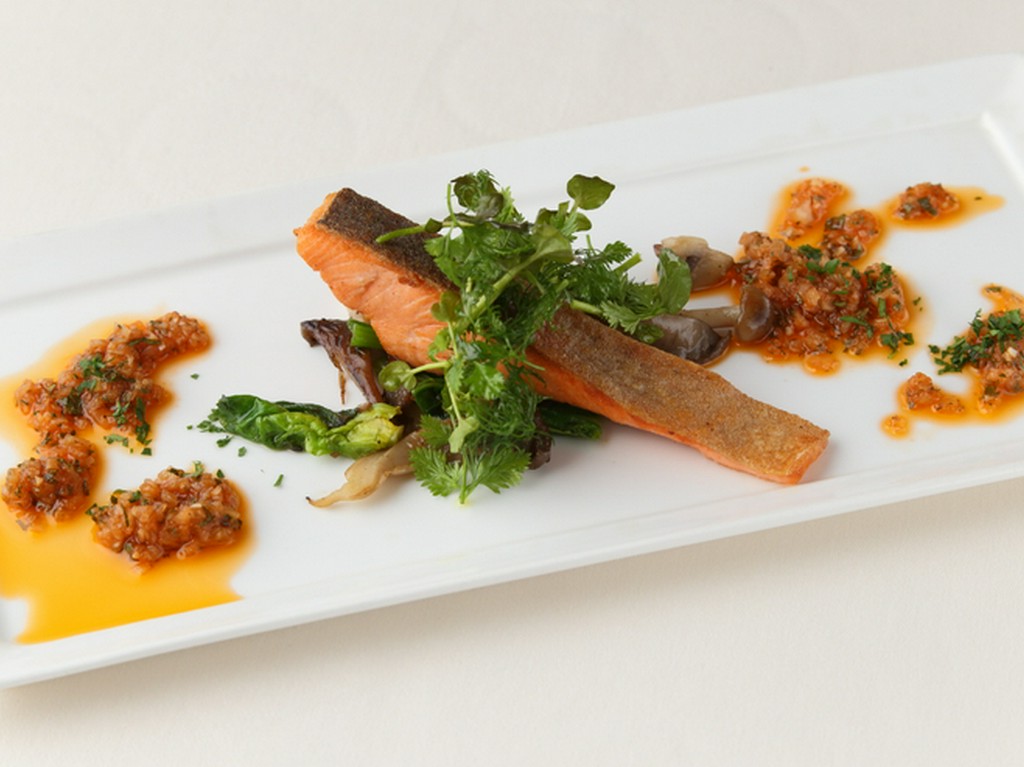 『自家製サーモンの燻製の軽いソテーとハーブのサラダ　チミチリソースを添えて』