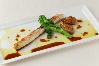 『ヴェネト産アスパラガスとリードヴォーのソテー　マルサラ酒のソース』