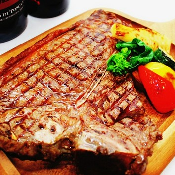 お肉の気分を満たす「Tボーンステーキのコース」6500円
