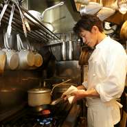 食材選びやカットなど下準備においても、入念に準備することを心掛けています。万全の準備があるからこそ、料理の味付けや調理が進み、テンポ良く来店される人のテーブルへとサービスできるそうです。
