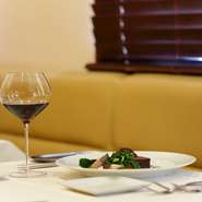 ワイン初心者でも利用しやすく、気取らずに本格的な料理とワインを味わえるレストランです。オーナーがリクエストに合わせたワインの提案や説明も細やかに対応してくれます。