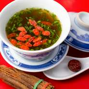 バリエーション豊富な台湾料理やヘルシーな薬膳料理に合わせたいのは、やはり中国のお酒「紹興酒」。3年醸造のものから25年醸造のものまで揃っており、好みの味わいを選ぶことができます。