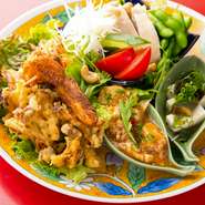 薬膳鍋のベースになっている『漢方スープ』。手軽に味わえてテイクアウトもできる人気メニューです。体調によって、＋すればよい食材のアドバイスもしてもらえ、自然と会話も弾みそう。