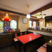 店内には、8人用の個室が2つ。パーテーションを外せば、16人用、更に広げれば35～40人まで使える広々としたスペースとなります。会社の接待やあらゆる規模の宴席に、重宝します。