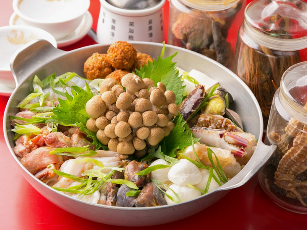 25種類の薬草スープが味わい深い『沙茶火鍋』※二人前より