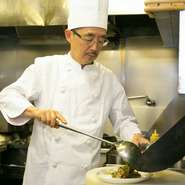 『薬膳鍋セット』は性別、年齢、体調などを考慮し、ゲスト一人ひとりに最善の『オードブル』（4品）が供されます。要望を伝えると可能な限り対応してくれるのもうれしいポイント。気軽に相談してはいかが。