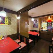 8人用の個室が2つ完備。パーテーションを外せば、16人用、更に広げれば35～40人収容可能。会社の接待から、中規模・大規模の宴席まで、多彩なシーンで利用できます。