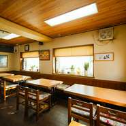 「訪れた人が我が家のようにリラックスできる店でありたい」と願って名付けられた店名のとおり、落ち着きのある店内。オーナーをはじめスタッフも明るく賑やかに、家族のように迎えてくれます。