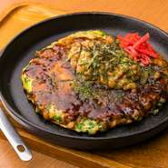 健康志向の人にも喜ばれる納豆をお好み焼に。実はオーナー自身も納豆が苦手で、誰にでも食べやすいようにと試行錯誤の上完成した自信作なのだそう。飲んだ後の〆によく合います。