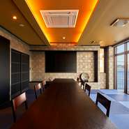 海の幸、山の幸と旬の味覚をふんだんに盛り込んだ『平家コース』や『懐石コース』は、遠方から下関に訪れる方へのおもてなしに最適なプラン。2階にある特別個室からは、より一層美しい関門海峡を眺められます。