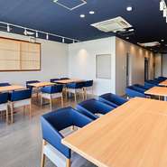 会社の集まりや家族の集まり、長寿のお祝い、法要に至るまで多岐に渡る会食は、広々とした広間で。1階は、最大24名まで、3階は30名までの貸し切りが可能です。季節感豊かな料理を味わいつつ、親睦を深めて。