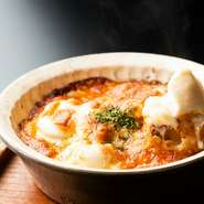 とらふくの白子と特製のホワイトソース、のチーズが絶妙なハーモニーを醸し出す一品です。滑らかな舌触りと奥深い味わいは、未だかつて味わったことがない美味。県内外のファンを多く獲得しているメニューです。