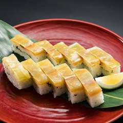 「まふく」がぎっしりと敷き詰められた、贅沢な創作寿司『めはり寿司』