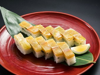 「まふく」がぎっしりと敷き詰められた、贅沢な創作寿司『めはり寿司』