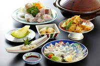 ふくの本場・下関だからこそ満足できるふくフルコースです。
夏場に限り、ふくちり鍋を別料理に変更可能です（詳しくは店舗まで）