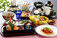 四季折々の旬の食材を使い、料理人がこだわりぬいたお料理の数々をお楽しみいただけます。
※5日前までの要予約