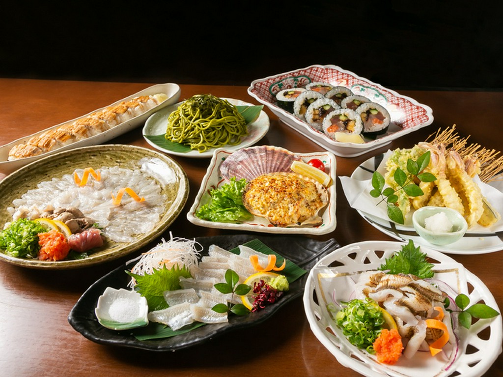 海の幸を中心とした、バリエーション豊かな料理と美酒で宴会を