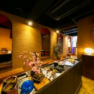 半個室は包まれるような落ち着いた雰囲気。
カーテンを下せば、プライベート感も高まります。デート、女子会、仲間との飲み会にも最適。