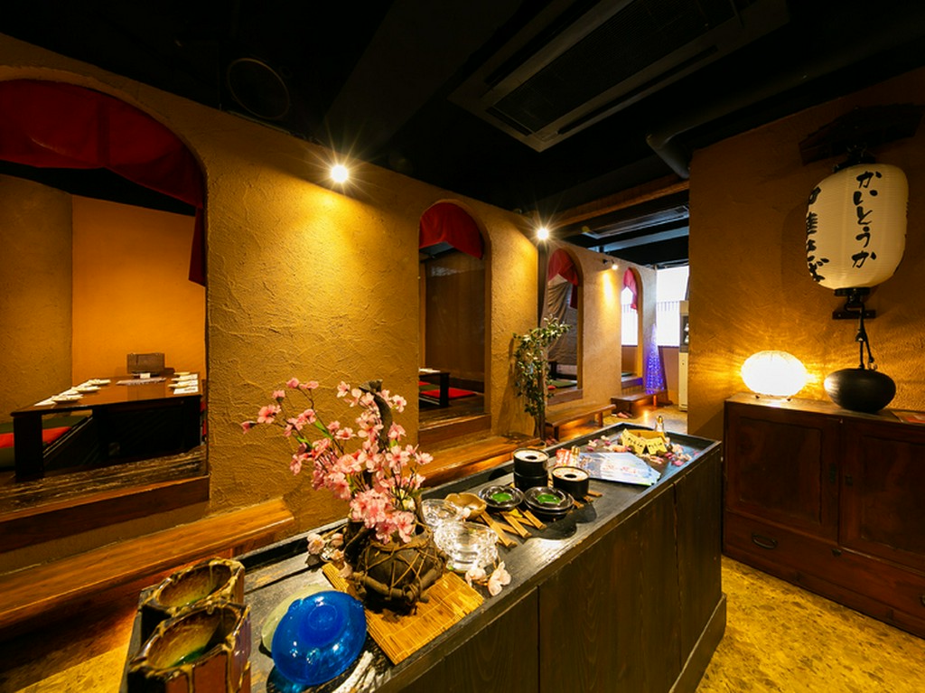 ほこらのような半個室のカーテンを下し、2人だけの世界に浸れる