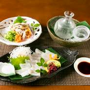 店主の古い友人である漁師から直接仕入れる魚介などをいけすで飼っているので、季節の活魚を堪能できます。「穴子」も、刺身やたたきでも味わえます。