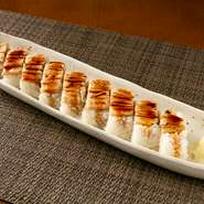 継ぎ足しの煮汁でふんわり炊き上げる『煮穴子』が絶品。香りも良く「実は、タレ無しでも美味しいんです」と店主が自信をのぞかせる上質な一品です。3～4名でちょうどいい、ボリューム感も好評です。