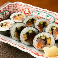 様々な旬のネタが4～5種類入る、海鮮巻き寿司。新鮮な魚介をふんだんに取り入れ、食べごたえと美味しさを両立させています。素材の旨味をシンプルに味わえる、人気の一品です。