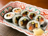 様々な旬のネタが4～5種類入る、海鮮巻き寿司。新鮮な魚介をふんだんに取り入れ、食べごたえと美味しさを両立させています。素材の旨味をシンプルに味わえる、人気の一品です。