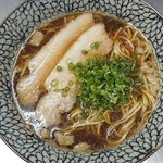 鶏がらスープのシンプルな中華そば。