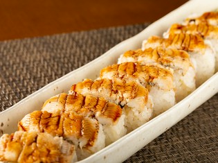 継ぎ足しの奥深い煮汁でふんわり仕上げた『煮穴子の棒寿司』