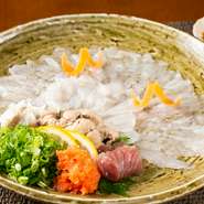 「穴子」「カワハギ」など、季節の移ろいと共に、変わっていく海の旬。店主の古い友人である漁師から直接届く“今日だけ”“1匹だけ”などの限定品もあります。いけすからの活魚の美味しさを存分に堪能できます。