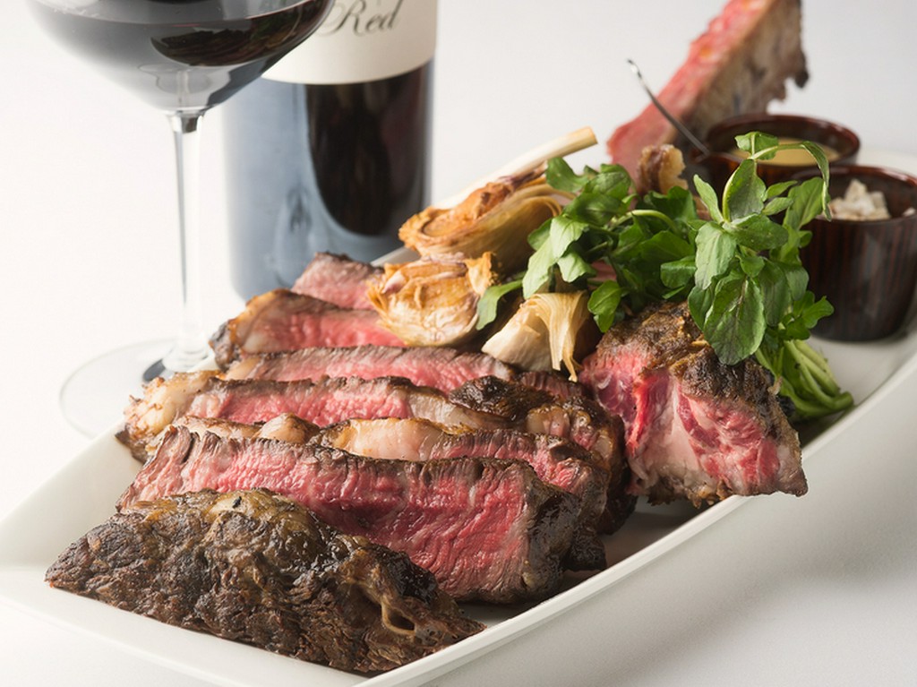 厳選された国内外の上質なエイジングビーフステーキに思わず笑顔