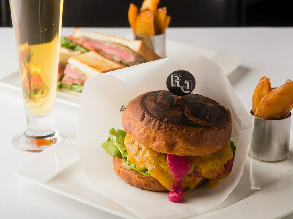 外国人シェフが監修した本場の味を、上質食材で贅沢に楽しめる