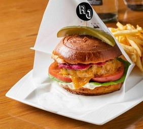 あふれる肉汁と食べごたえが自慢の『ザ ビッグ JACK バーガー』