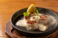 三陸から北海道にかけて獲れた“その日最高の”刺身用帆立を贅沢に使用。半生に仕上げたシーフードの鉄板焼きは、ジューシーで甘みがあり、食べごたえ抜群です。昆布塩バターの香りが食欲を刺激します。