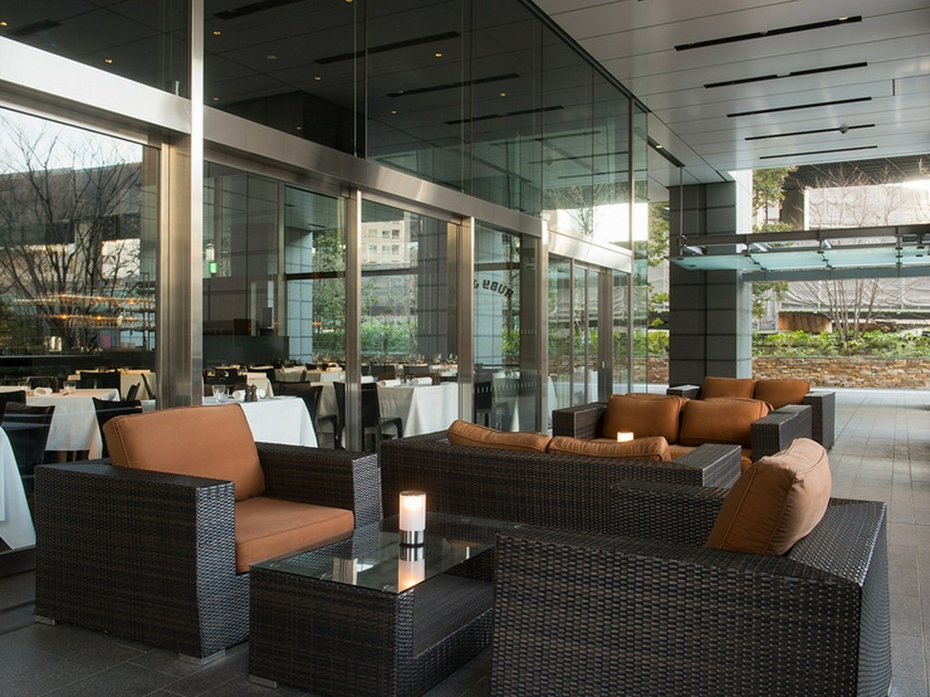 心地良く過ごせるテラスのソファー席