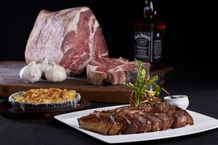 ウィスキーを染み込ませ熟成させた『ドライエイジングステーキ』